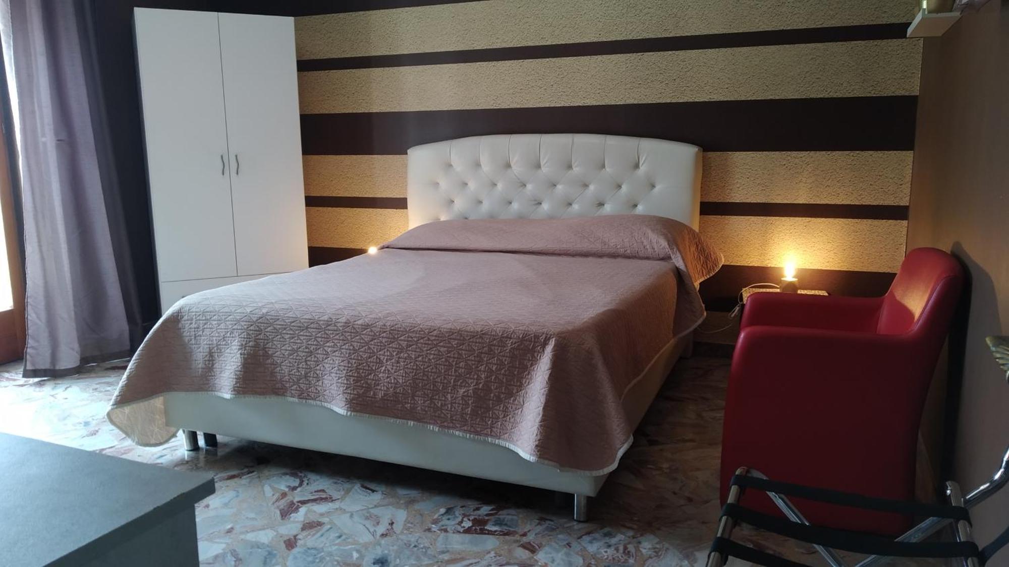 Cconforthotels R&B Semplici Emozioni Барі Екстер'єр фото
